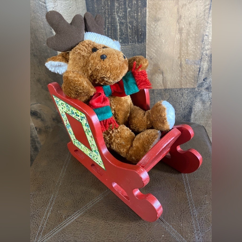 Plush Moose Reindeer In Wooden Red Christmas‎ Sleigh 2000 Commonwealth Vintage